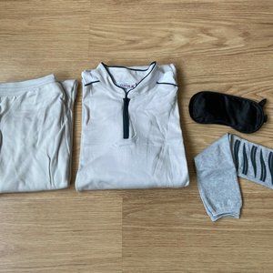 - Qatar business class SLEEPSUIT pyjama pjs SIZE SMALL eye mask socks trousers S